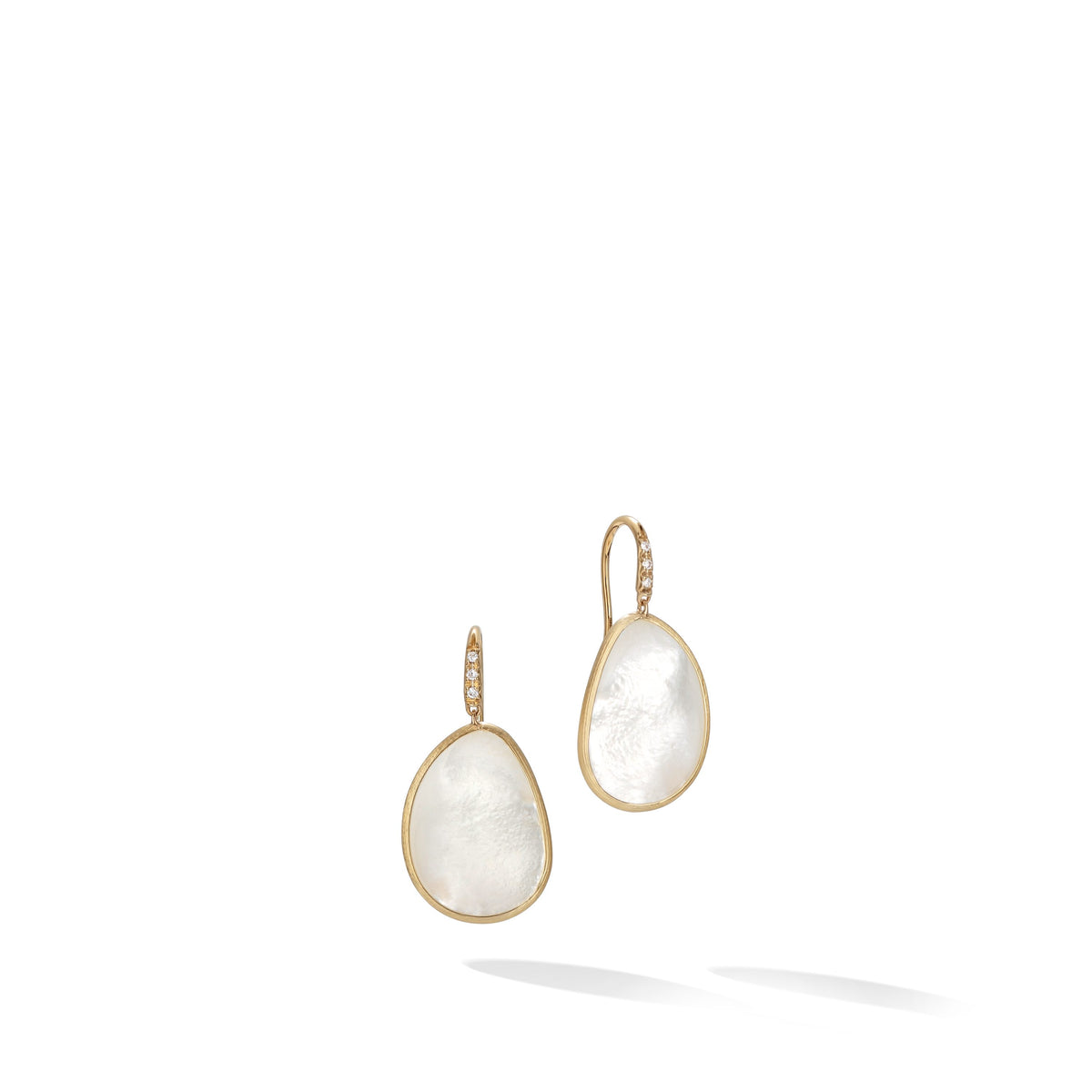 Marco Bicego Lunaria oorbellen met parelmoer en diamant in 18 karaat geelgoud